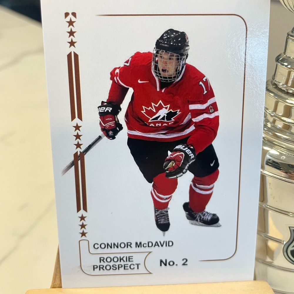 Connor McDavid card, great cond.